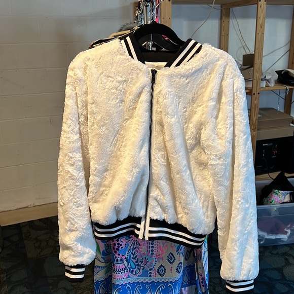 Bailey 44 winter white jacket. - Picture 7 of 7